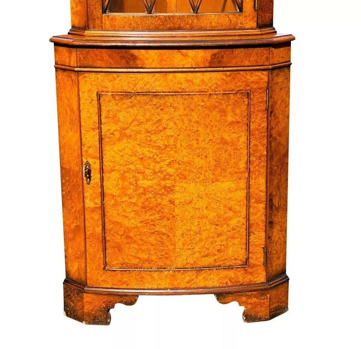 20TH C GEORGIAN ANTIQUE STYLE BURLED ELM CORNER CABINET / CUPBOARD