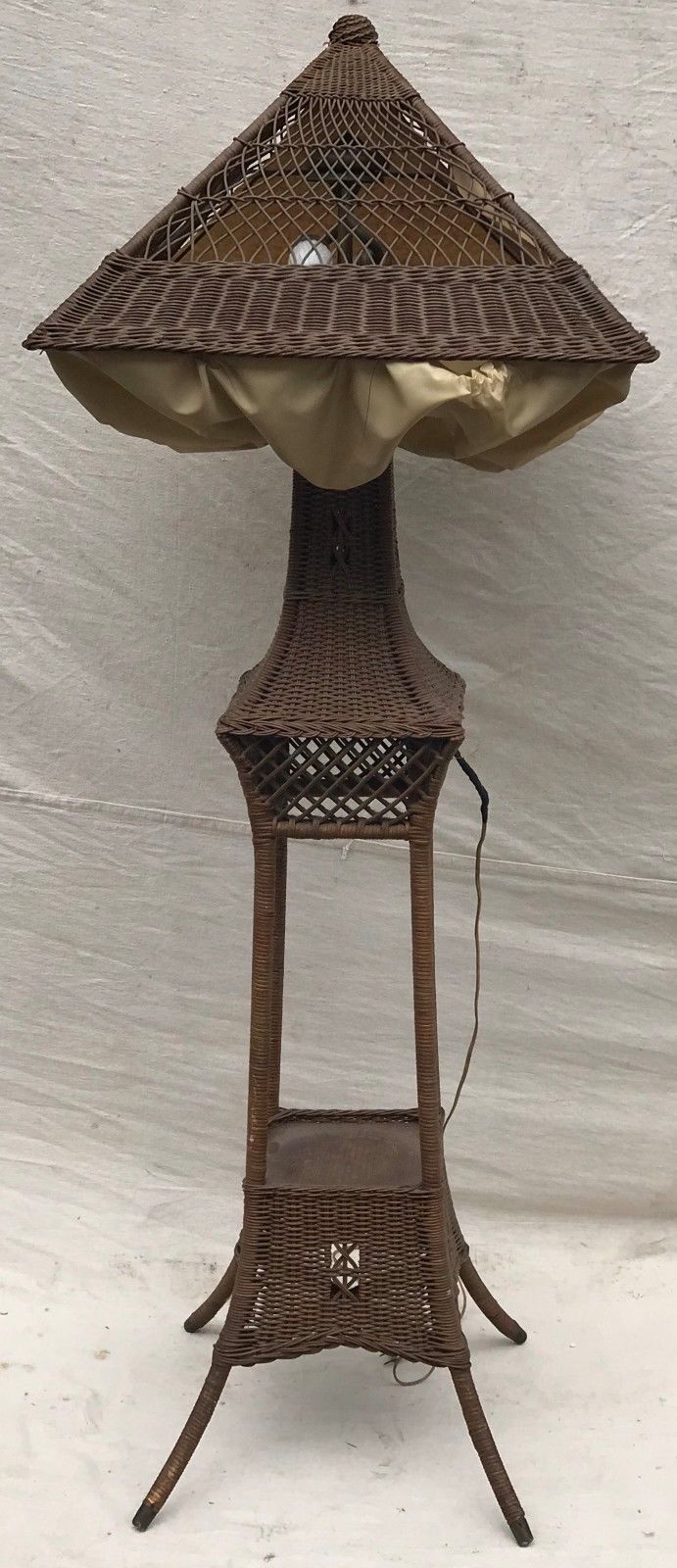 EARLY 20TH C ARTS & CRAFTS HEYWOOD WAKEFIELD WICKER FLOOR LAMP W/ SILK UNDERLAY