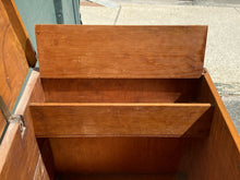 Load image into Gallery viewer, 18TH C ANTIQUE NEW ENGLAND COUNTRY CHIPPENDALE PUMPKIN PINE BLANKET BOX / CHEST