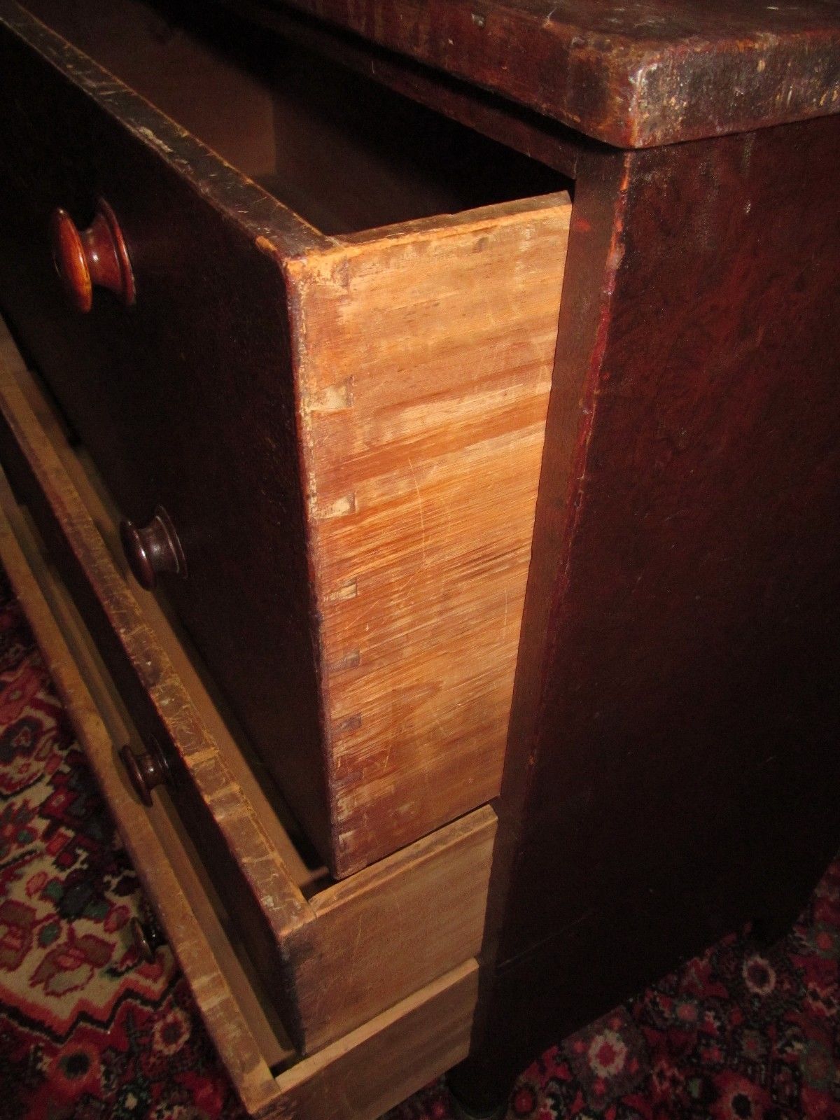 GRAIN PAINTED EARLY 19TH CENTURY PINE CHEST ON NICELY TURNED LEGS