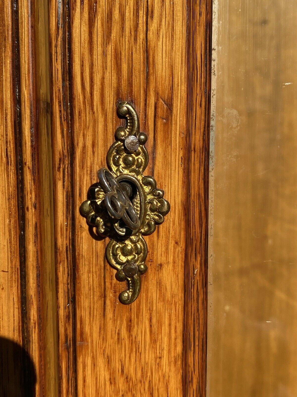 19TH C ANTIQUE VICTORIAN GOLDEN OAK DOUBLE GLASS DOOR BOOKCASE / CHINA CABINET