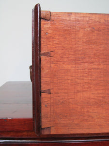 EXCEPTIONALLY FINE SOLID MAHOGANY SHERATON LINGERIE CHEST WITH PINEAPPLE COLUMNS