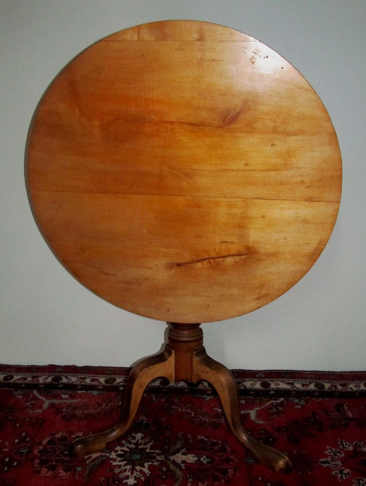 18TH CENTURY QUEEN ANNE SYCAMORE & MAPLE TILTING TEA TABLE W/TENDRIL CARVED LEGS