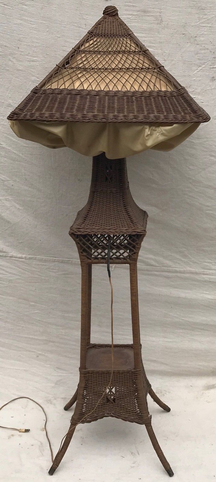 EARLY 20TH C ARTS & CRAFTS HEYWOOD WAKEFIELD WICKER FLOOR LAMP W/ SILK UNDERLAY