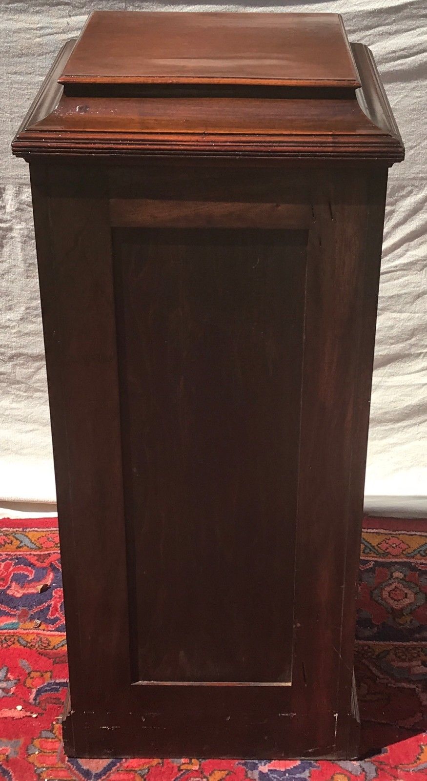 INLAID MAHOGANY GEORGIAN STYLED VICTROLA CABINET