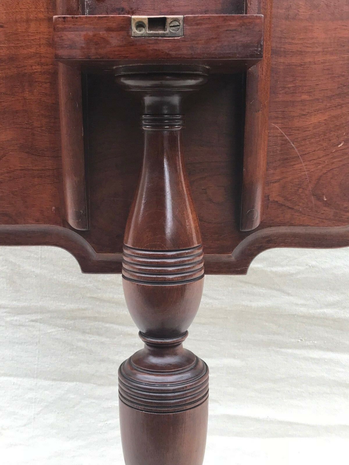 MAHOGANY QUEEN ANNE STYLE ANTIQUE TILT TOP CANDLE STAND BY IRVING & CASSON - EARLY 20TH C