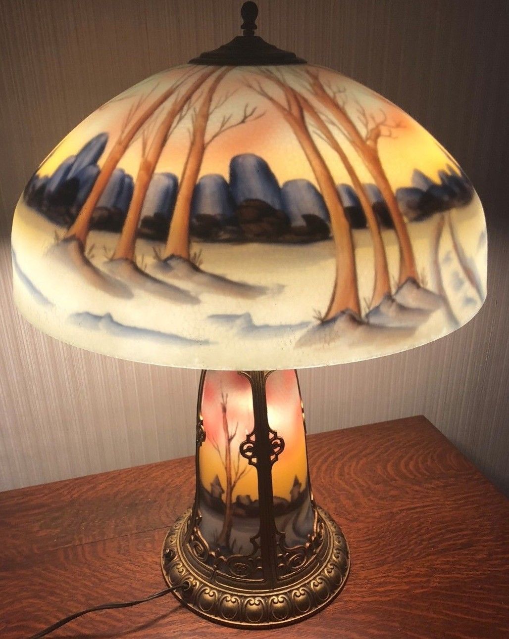 HANDEL CHIPPED ICE REVERSE GLASS PAINTED TABLE LAMP WITH LIGHTED BASE