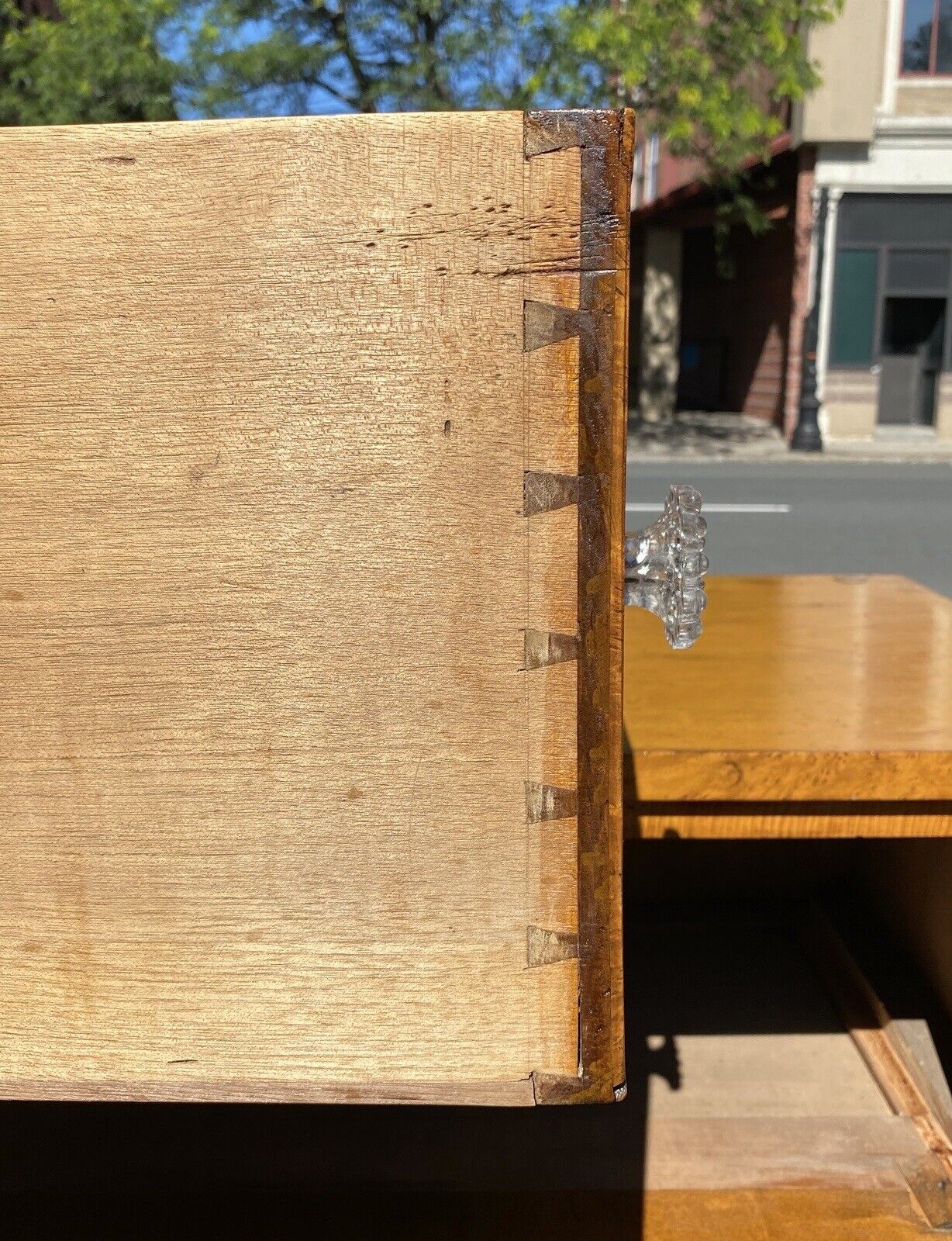 Late 18th Century Antique Pennsylvania Federal Tiger Maple Chest of Drawers - Rare Knobs