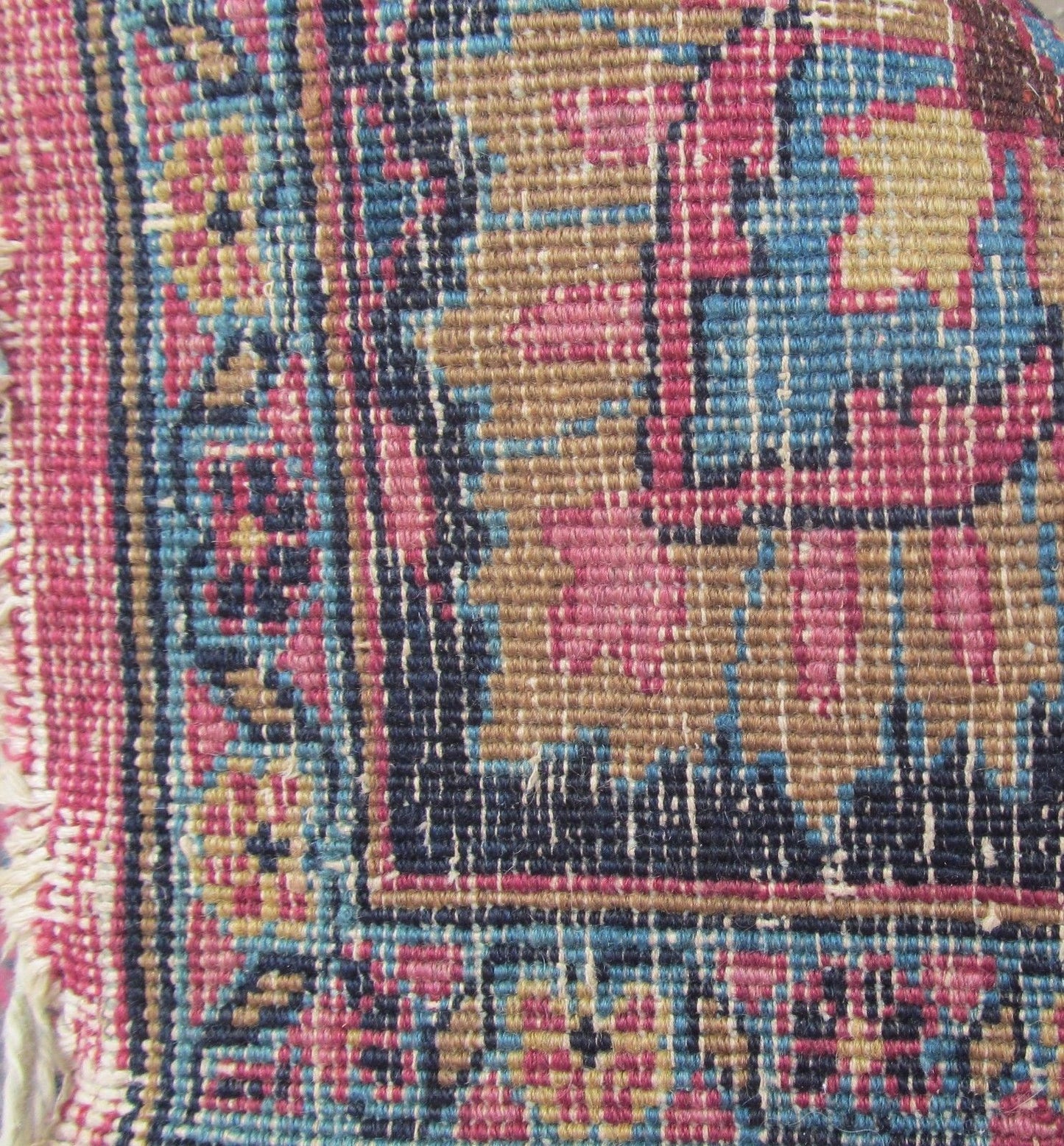 ANTIQUE SAROUK PROGRAM LILLIHAN ESTATE CARPET WITH SOFT COLORWAYS