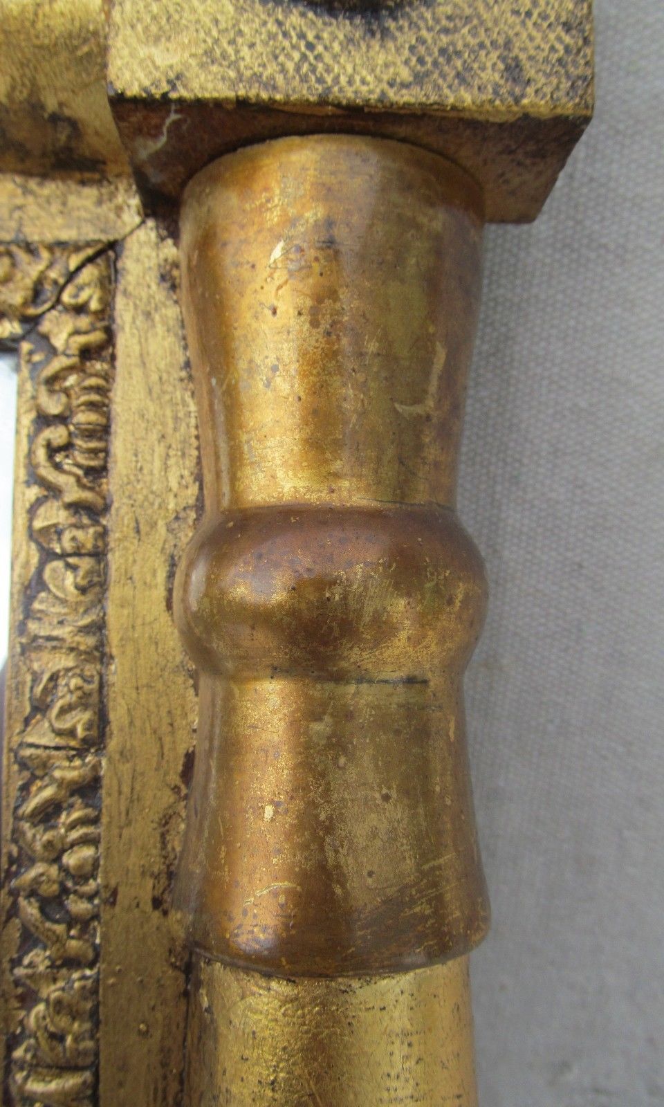 EARLY 19TH CENTURY FINE GOLD GILDED SHERATON MIRROR WITH BRASS ROSETTES