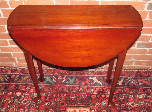 FINE CHERRY QUEEN ANNE STYLED TEA TABLE ON GRACEFUL PAD FEET