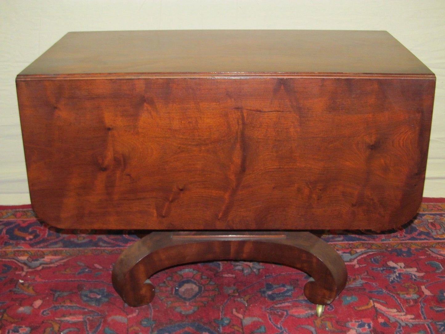 EXCEPTIONAL EMPIRE MAHOGANY BREAKFAST TABLE ON FINELY FORMED OGEE BASE