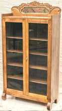 Load image into Gallery viewer, 19TH C. VICTORIAN GOLDEN OAK BOOKCASE WITH MIRRORED AND CARVED GALLERY.