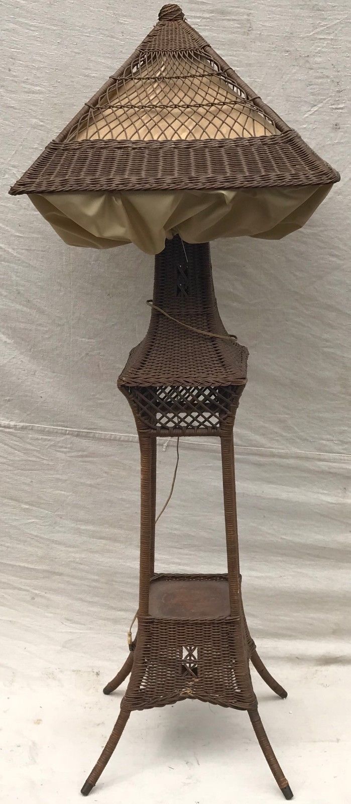 EARLY 20TH C ARTS & CRAFTS HEYWOOD WAKEFIELD WICKER FLOOR LAMP W/ SILK UNDERLAY