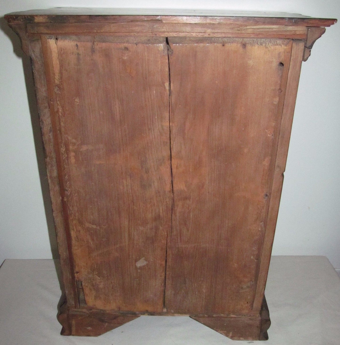 IMPORTANT 18TH CENTURY QUEEN ANNE PERIOD WALNUT SPICE CHEST WITH TOMBSTONE DOOR