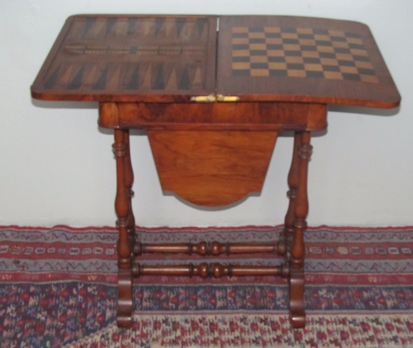 ANTIQUE BURLED WALNUT INLAID GEORGIAN SOW BELLY GAME TABLE