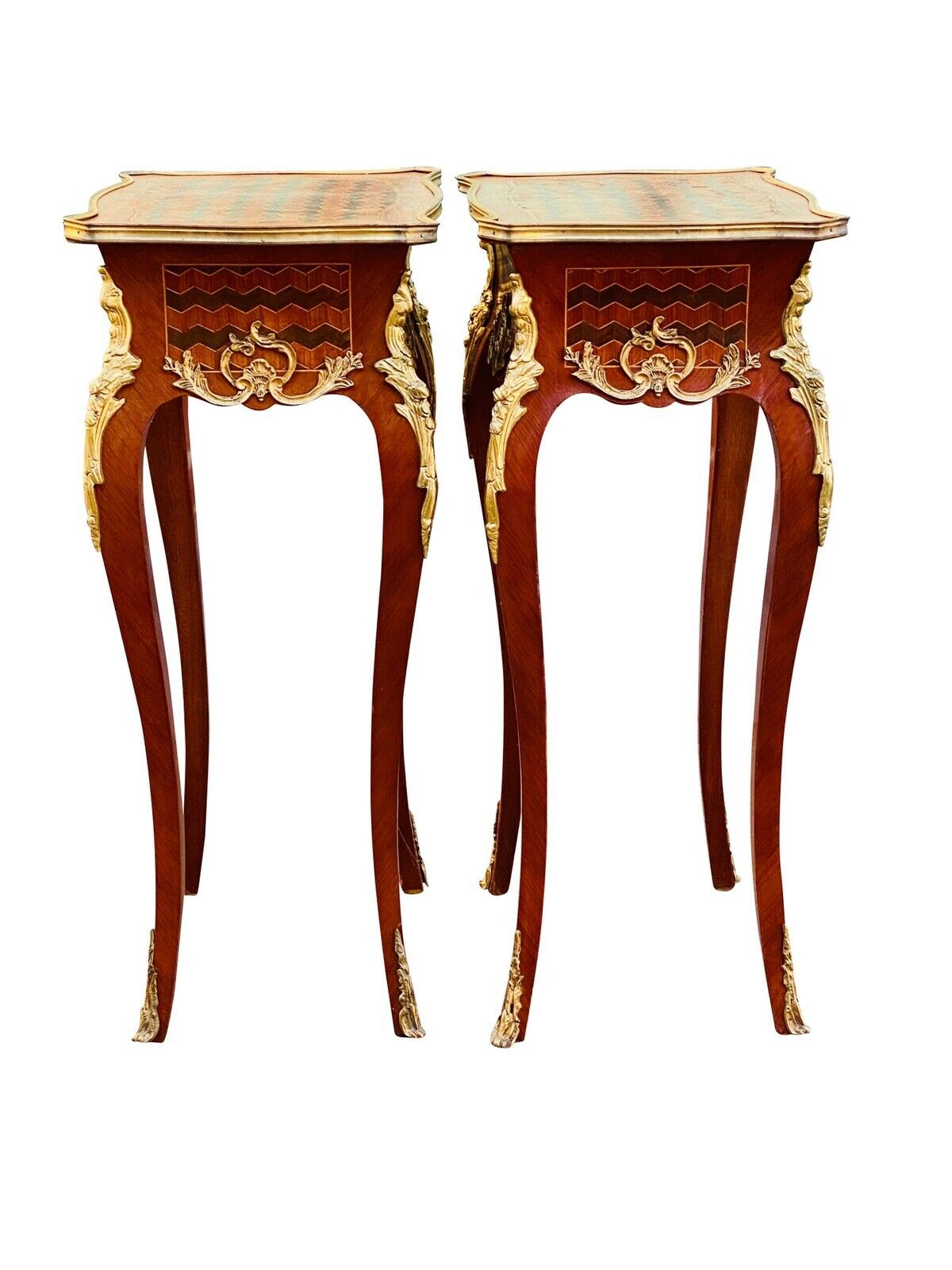20TH C LOUIS XV ANTIQUE STYLE PAIR OF FRENCH PARQUETRY NIGHT STANDS / END TABLES