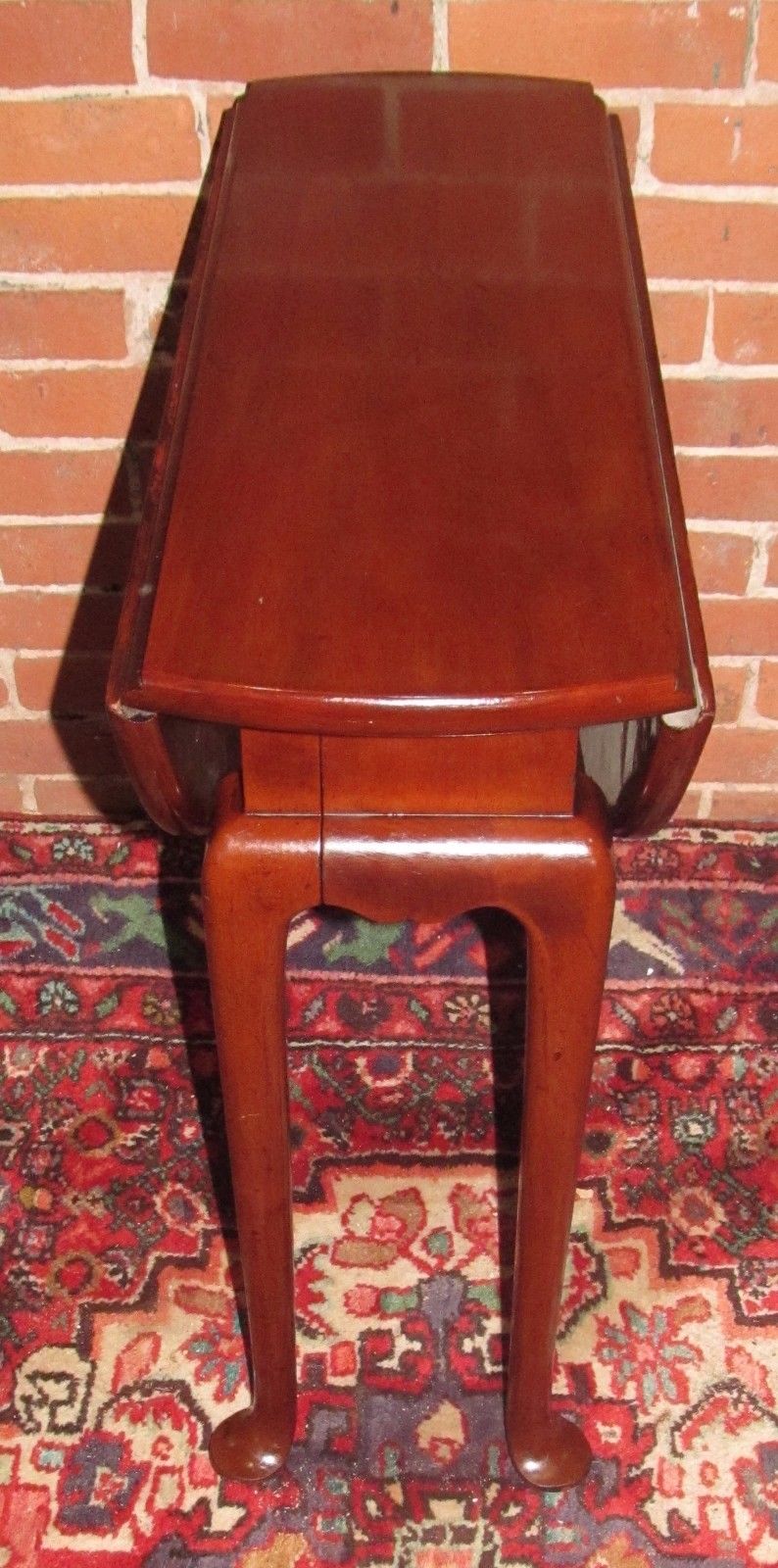 FINE CHERRY QUEEN ANNE STYLED TEA TABLE ON GRACEFUL PAD FEET