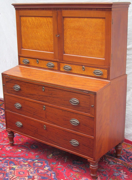 CIRCA 1800 NEW HAMPSHIRE COASTAL LADIES DESK IN B.E.MAPLE & QUILTED CHERRY