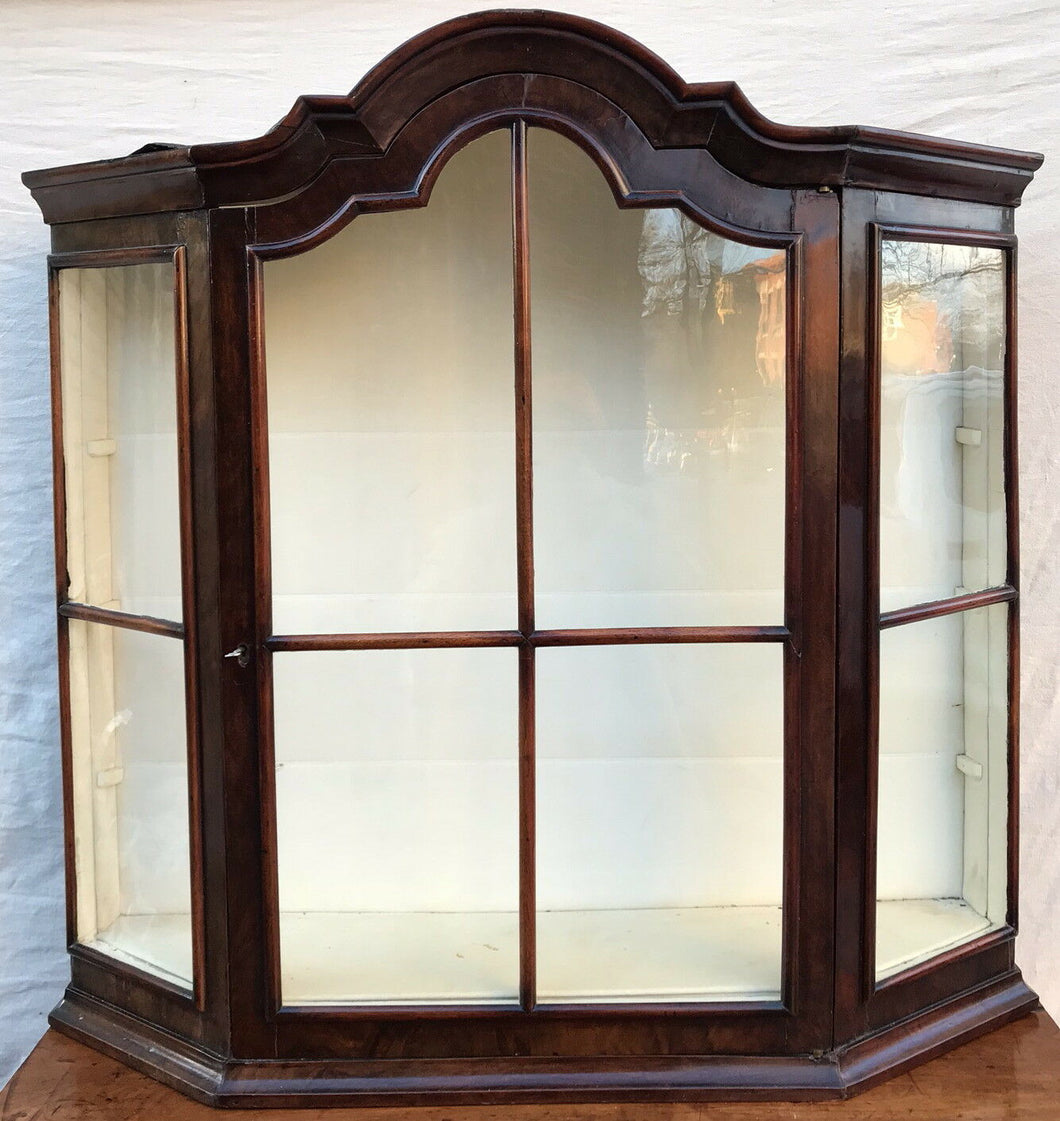 18TH C WILLIAM & MARY PERIOD ANTIQUE WALL CABINET / VITRINE W/TOMBSTONE BONNET
