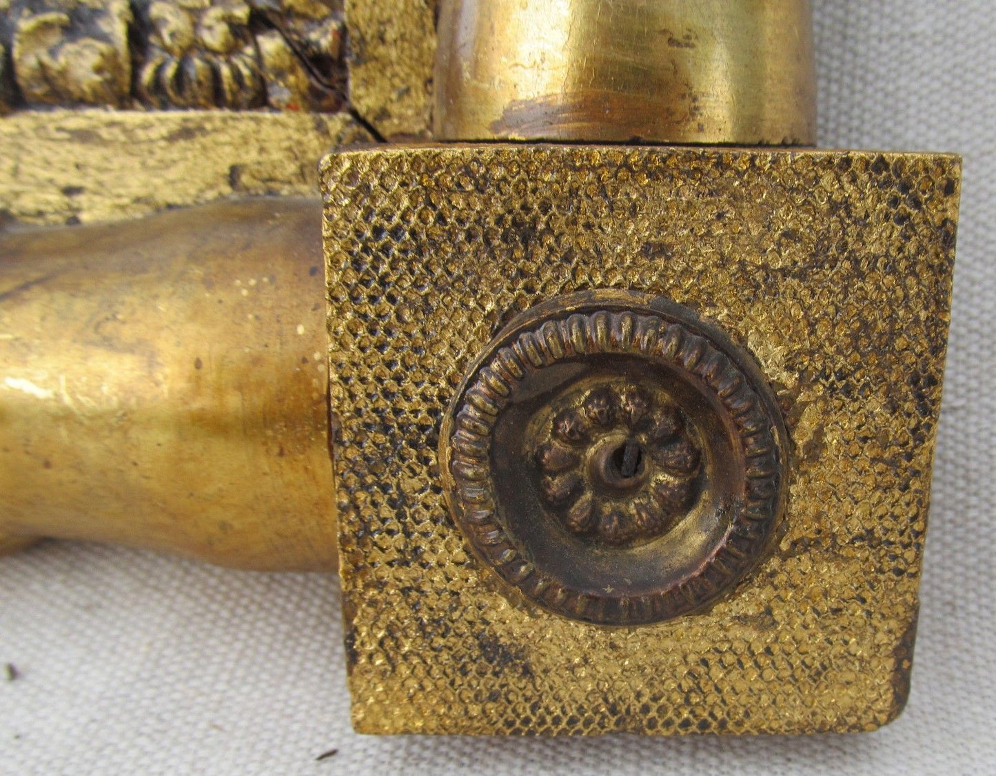 EARLY 19TH CENTURY FINE GOLD GILDED SHERATON MIRROR WITH BRASS ROSETTES