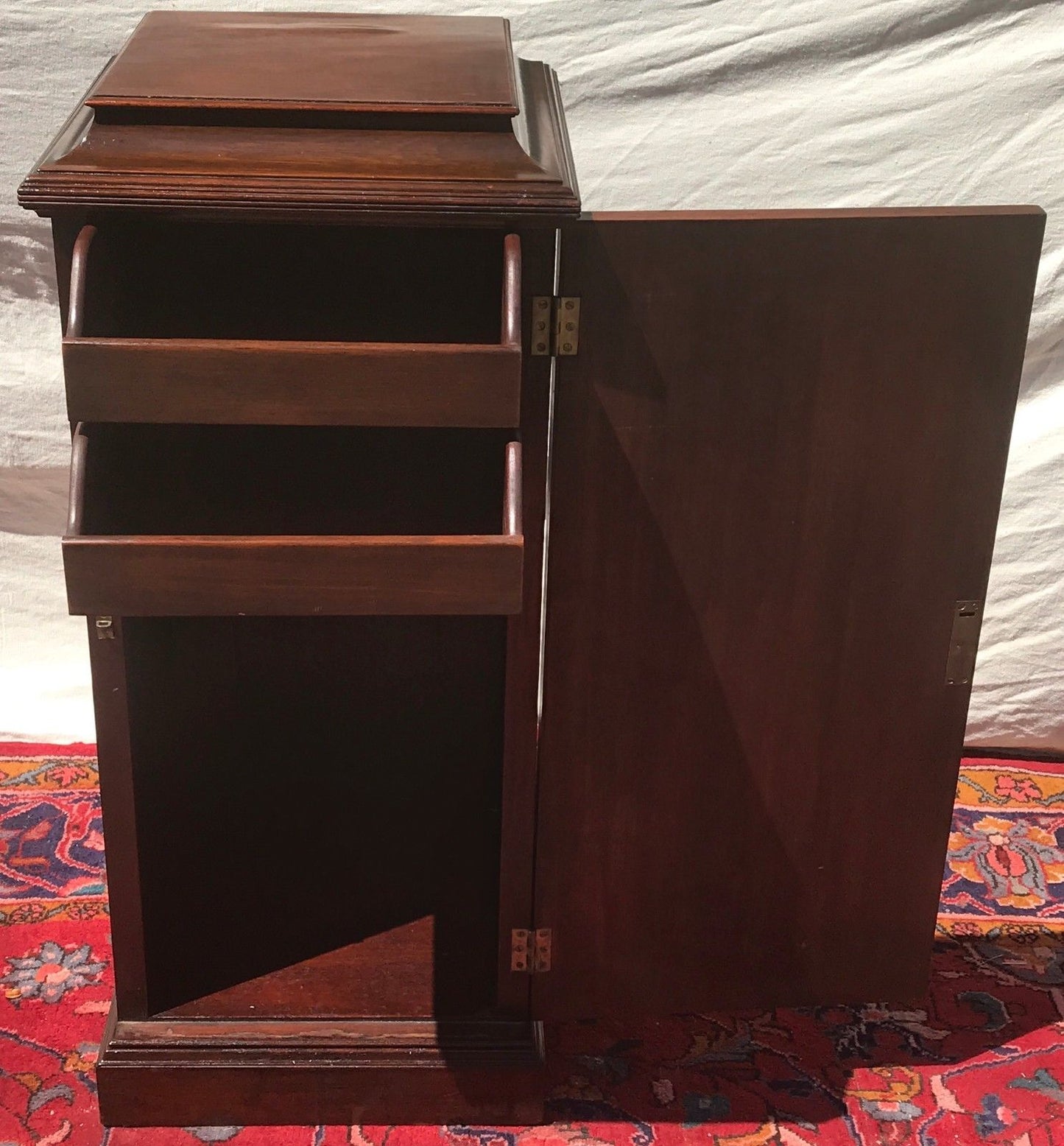 INLAID MAHOGANY GEORGIAN STYLED VICTROLA CABINET