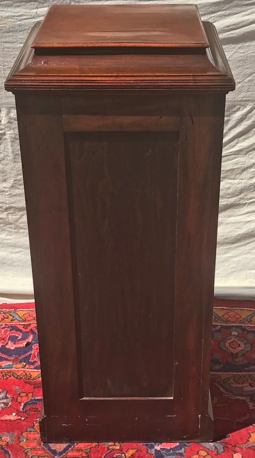 INLAID MAHOGANY GEORGIAN STYLED VICTROLA CABINET