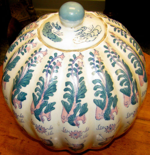 SIGNED ANTIQUE CHINESE COVERED GINGER JAR - WITH MELON RIBBED BODY
