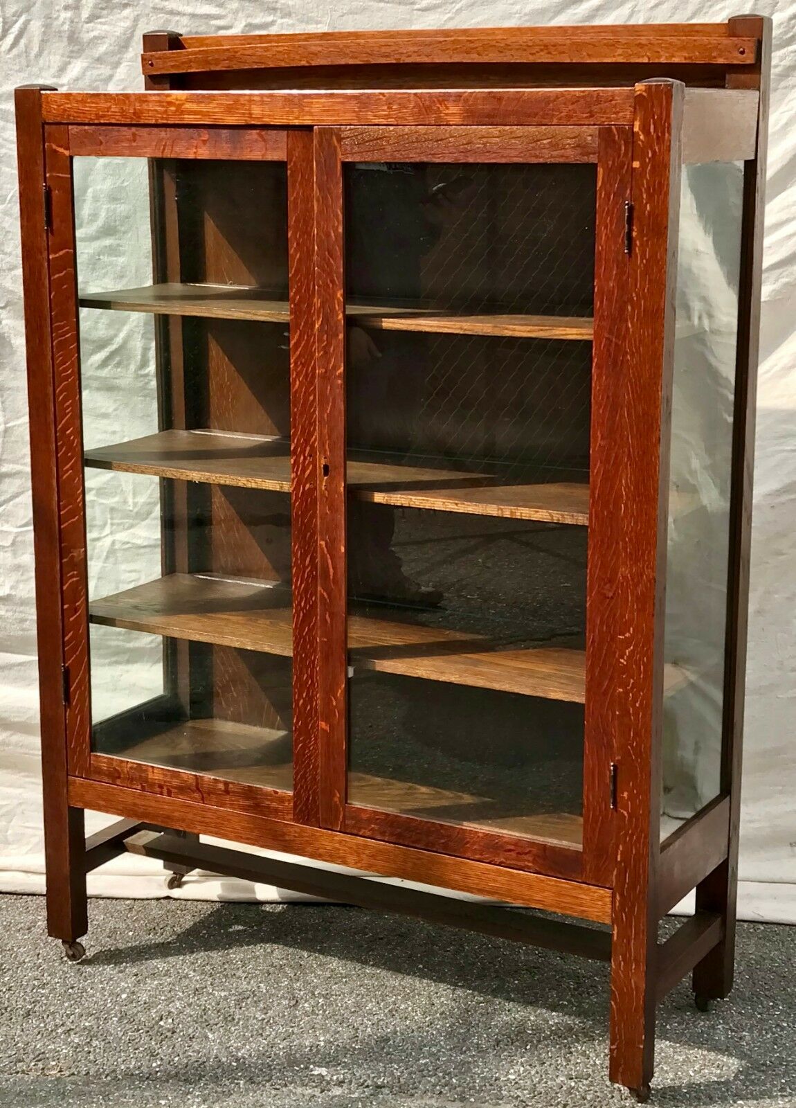 EARLY 20TH C. TIGER OAK ARTS & CRAFTS ANTIQUE BOOKCASE / CHINA CABINET