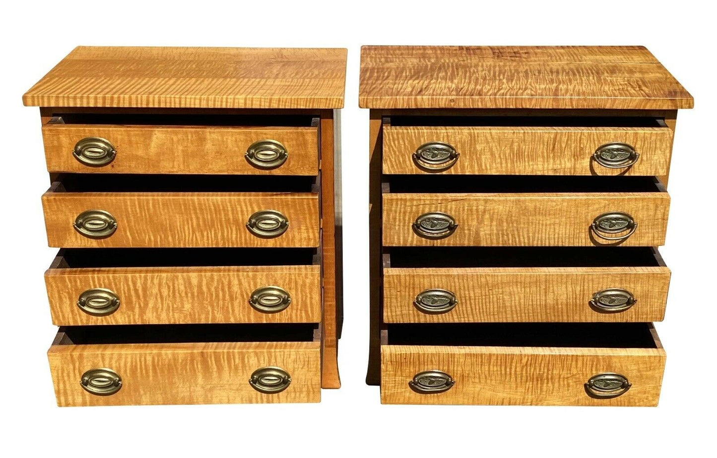 20TH C PAIR OF ANTIQUE STYLE TIGER MAPLE 4 DRAWER BACHELOR CHESTS / NIGHTSTANDS