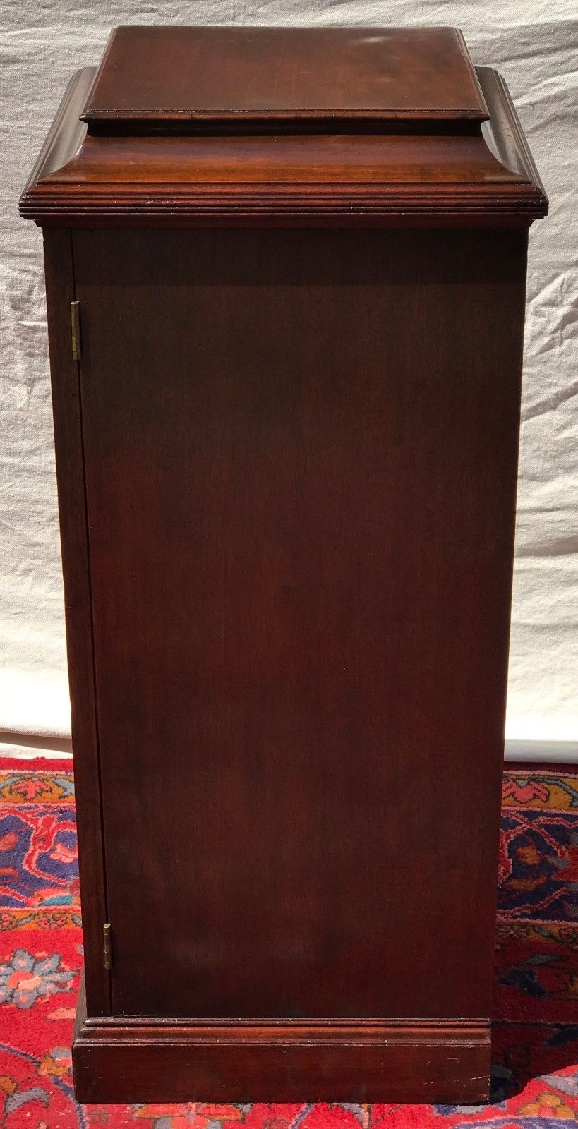 INLAID MAHOGANY GEORGIAN STYLED VICTROLA CABINET