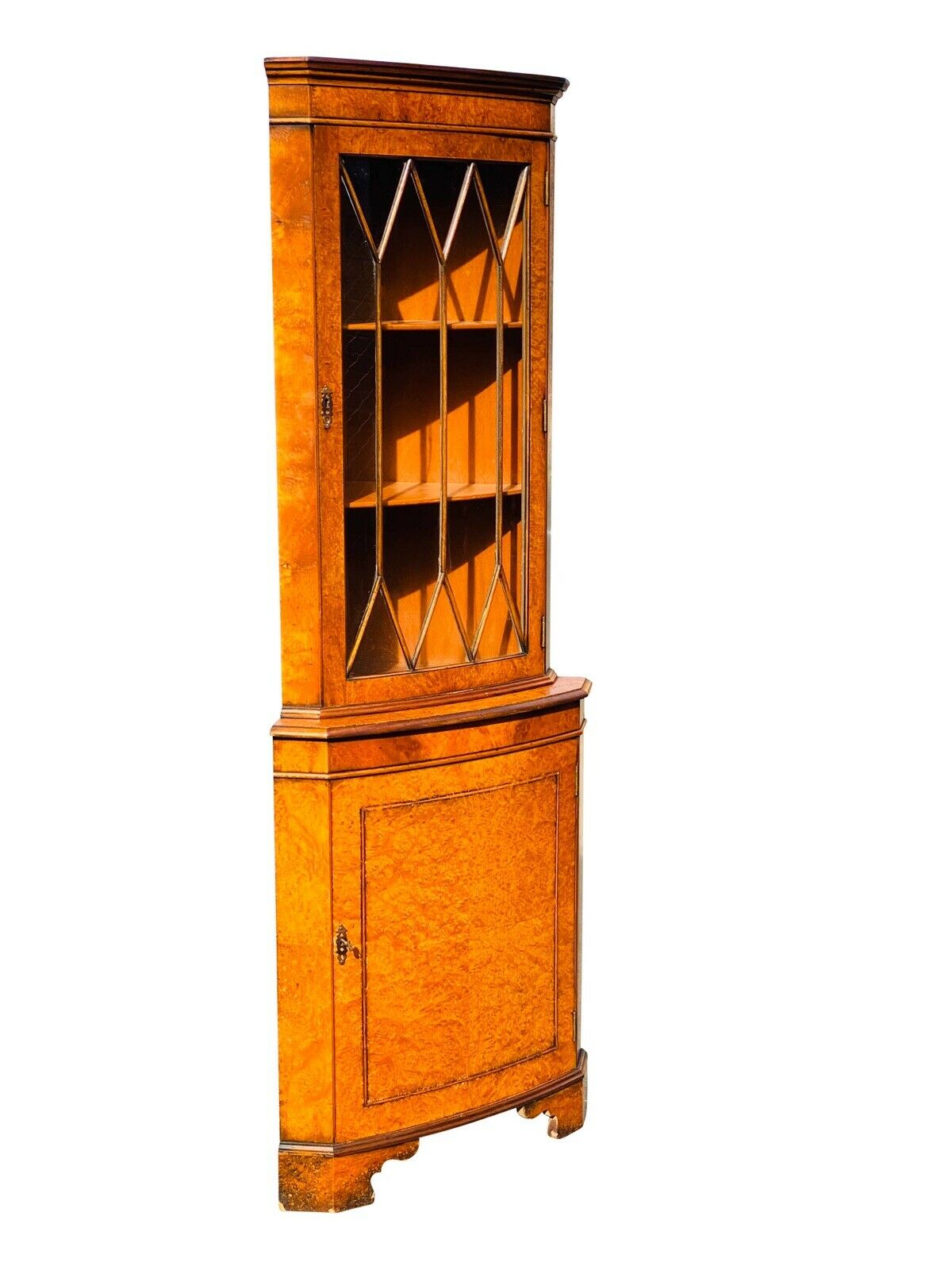 20TH C GEORGIAN ANTIQUE STYLE BURLED ELM CORNER CABINET / CUPBOARD