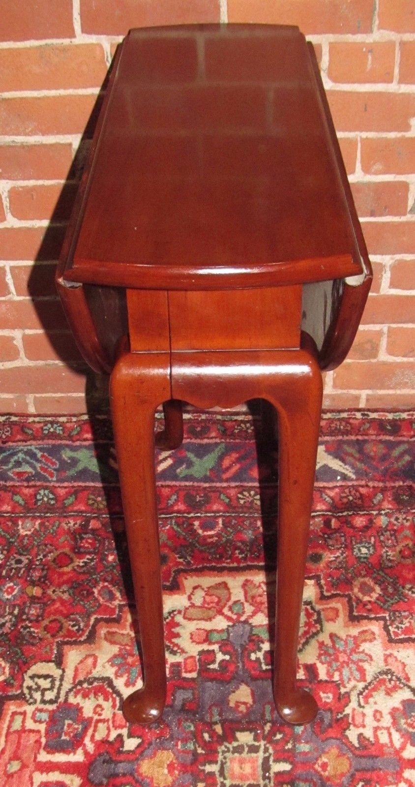 FINE CHERRY QUEEN ANNE STYLED TEA TABLE ON GRACEFUL PAD FEET