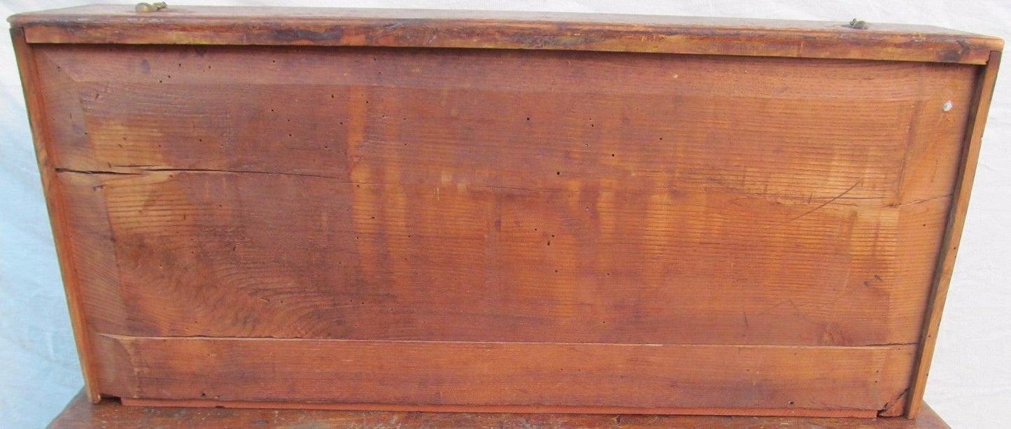 18TH CENTURY CHIPPENDALE RHODE ISLAND BLANKET CHEST IN SPONGE PAINT DECORATION