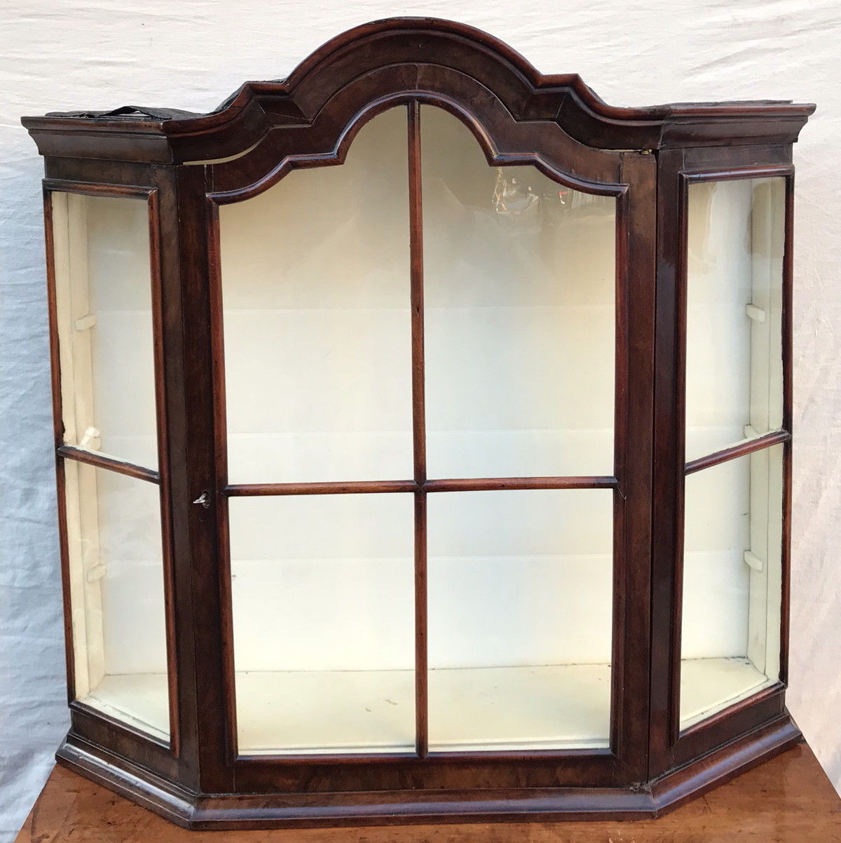18TH CENTURY WILLIAM & MARY PERIOD WALL CABINET VITRINE W/TOMBSTONE BONNET