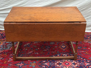 18TH C WILLIAM & MARY PERIOD NEW ENGLAND ANTIQUE DROP LEAF TAVERN / DINING TABLE