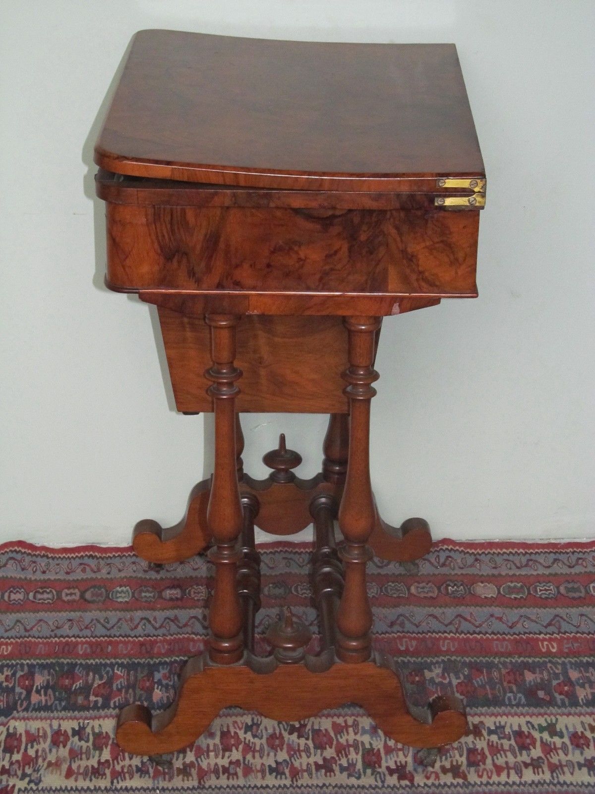 ANTIQUE BURLED WALNUT INLAID GEORGIAN SOW BELLY GAME TABLE