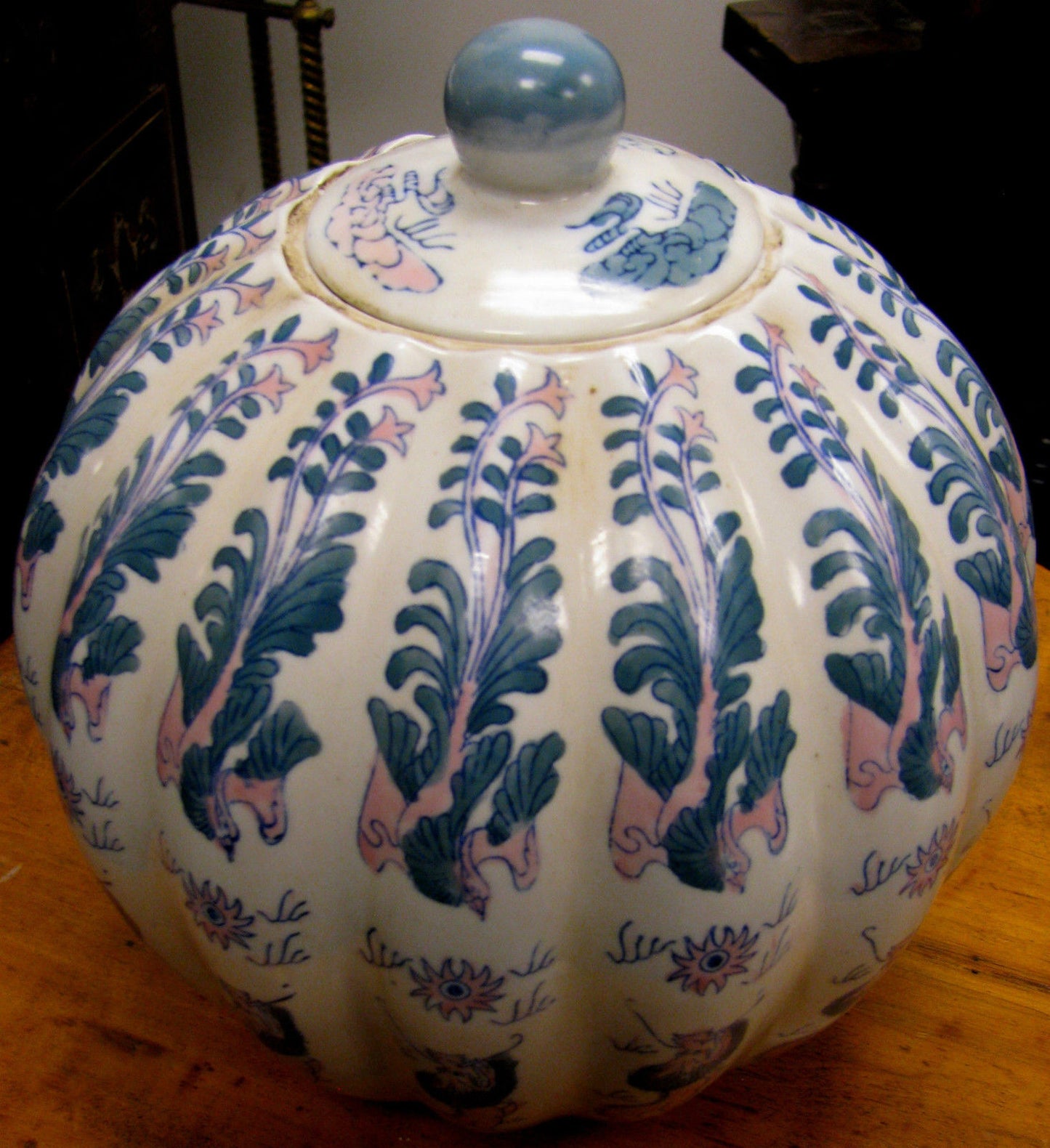 SIGNED ANTIQUE CHINESE COVERED GINGER JAR - WITH MELON RIBBED BODY