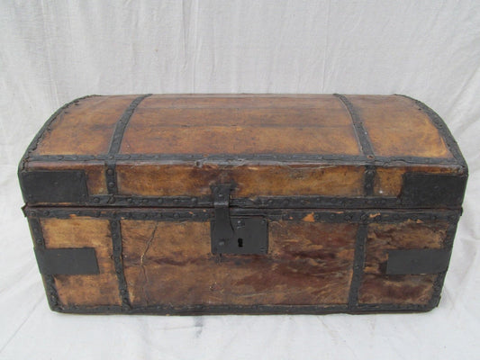 EARLY 19TH CENTURY LEATHER & HYDE COVERED STAGECOACH TRUNK