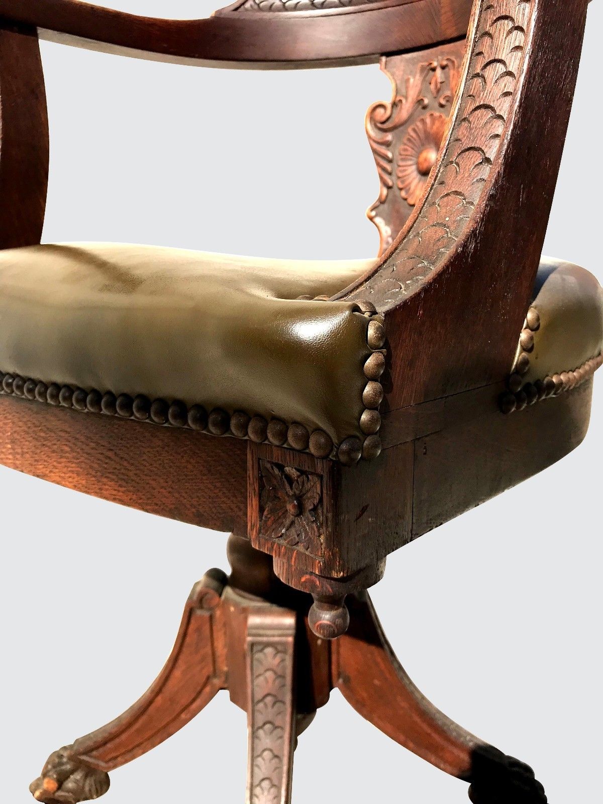 HONER CARVED OAK LEATHER SWIVEL EXECUTIVE DESK CHAIR WITH LION CARVED HEADS