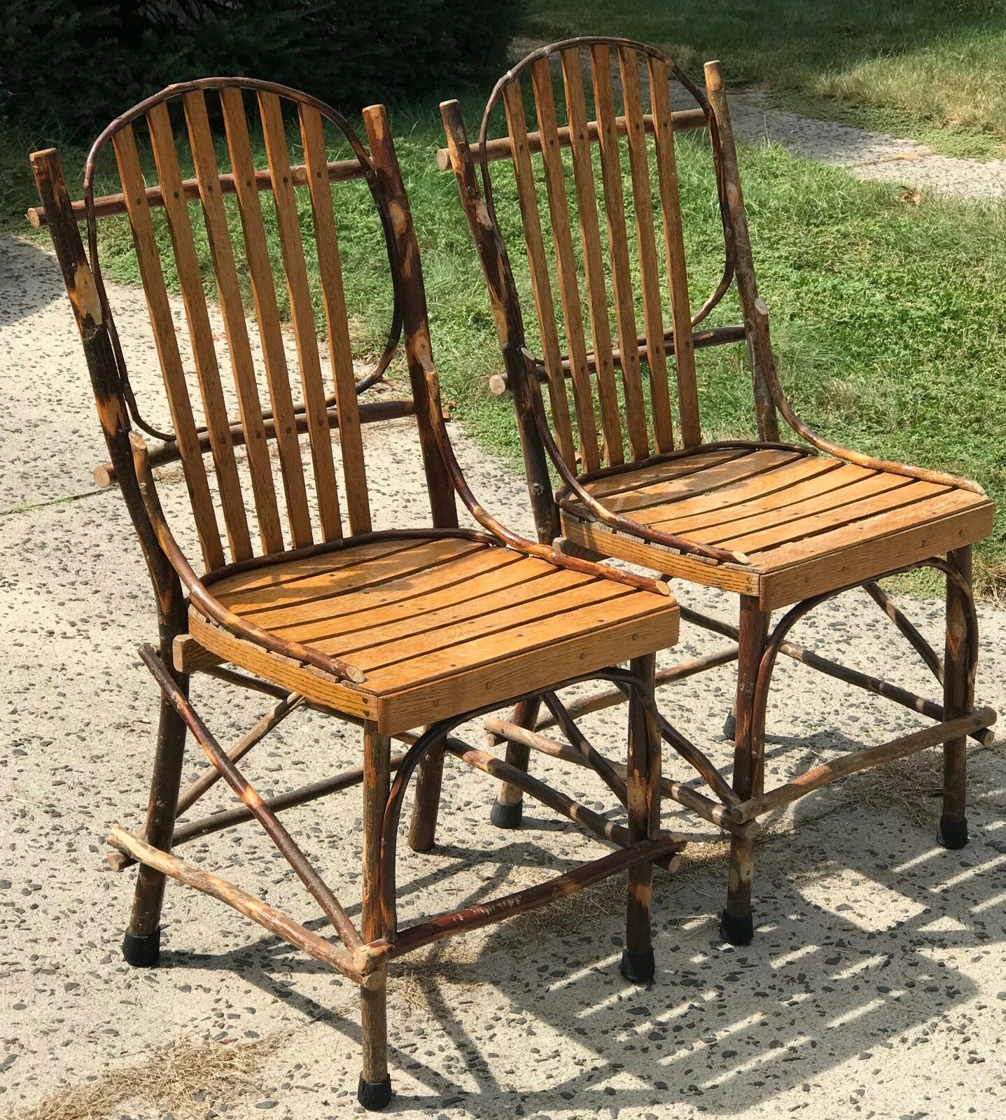 20TH C ADIRONDACK LIVE WOOD TABLE W. FIVE NATURAL BENTWOOD CHAIRS - PATIO SET