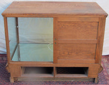 Load image into Gallery viewer, LARGE VICTORIAN QUARTERSAWN OAK DISPLAY CASE