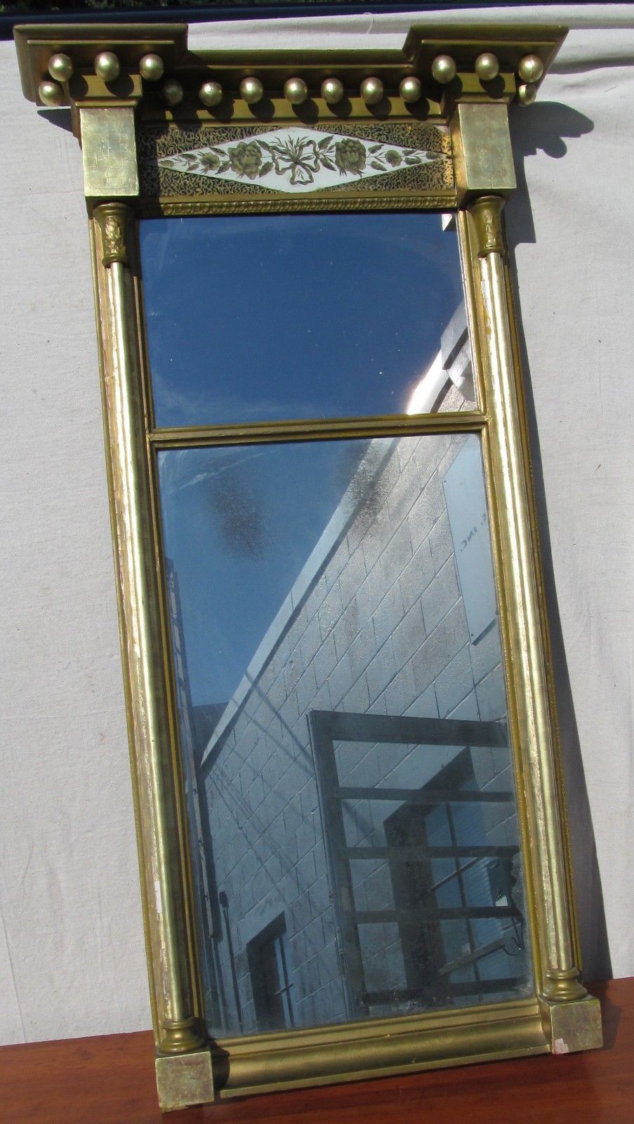 19TH CENTURY FEDERAL EGLOMISE TABERNACLE MIRROR WITH LEMON WASHED GILT FRAME