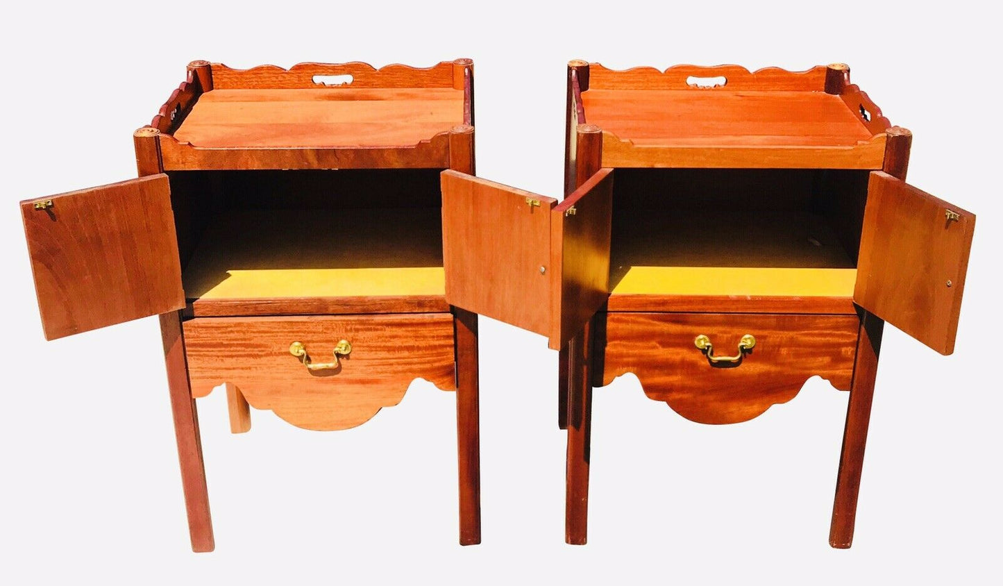 20TH C ANTIQUE STYLE PAIR OF MAHOGANY NIGHTSTANDS / END TABLES ~ BEDSIDE CABINET