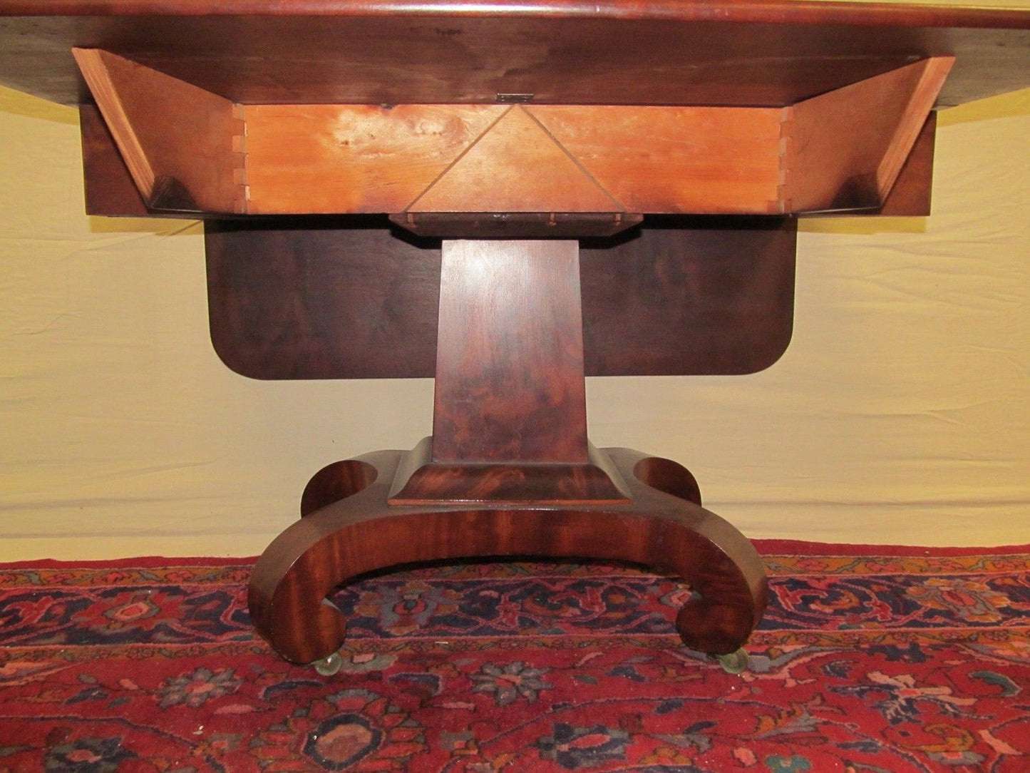 EXCEPTIONAL EMPIRE MAHOGANY BREAKFAST TABLE ON FINELY FORMED OGEE BASE
