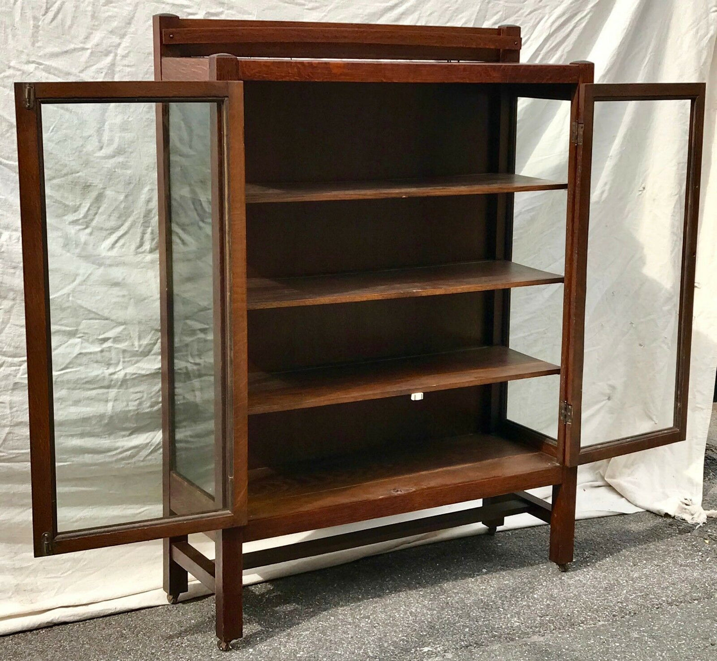 EARLY 20TH C. TIGER OAK ARTS & CRAFTS ANTIQUE BOOKCASE / CHINA CABINET