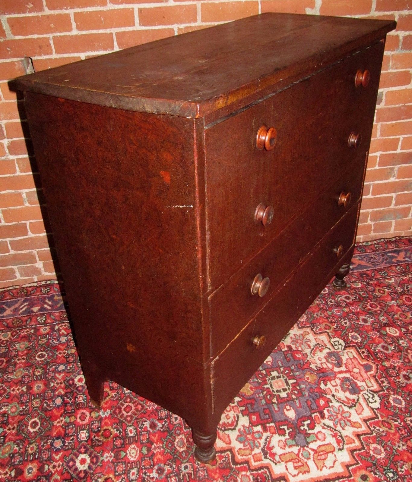 GRAIN PAINTED EARLY 19TH CENTURY PINE CHEST ON NICELY TURNED LEGS