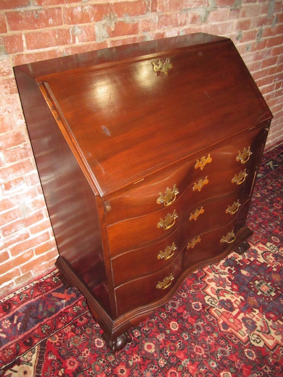 18TH CENTURY CHIPPENDALE MAHOGANY OXBOW DESK ON RARE BANDY BALL & CLAW FEET