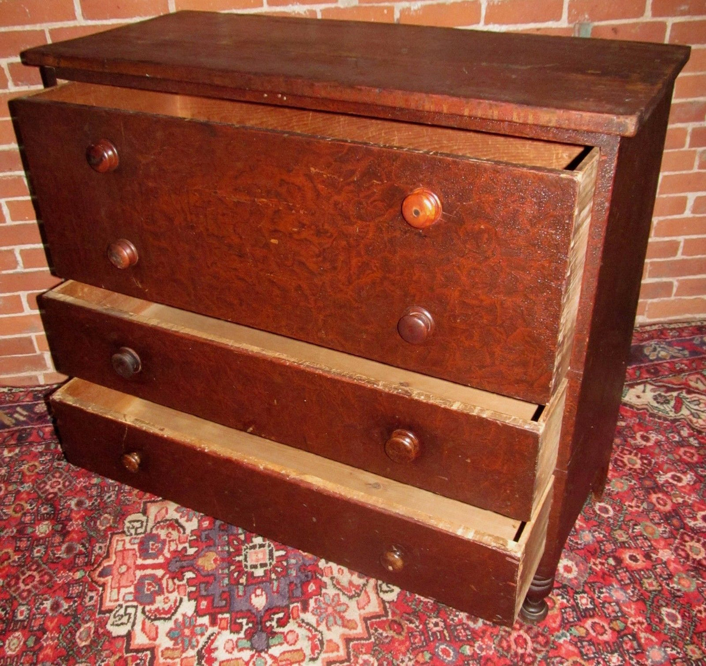 GRAIN PAINTED EARLY 19TH CENTURY PINE CHEST ON NICELY TURNED LEGS