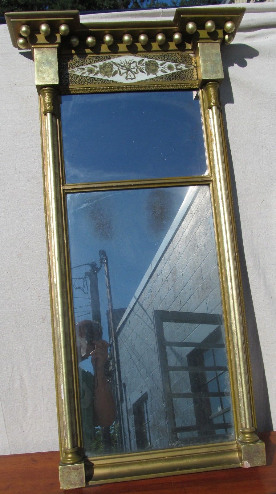 19TH CENTURY FEDERAL EGLOMISE TABERNACLE MIRROR WITH LEMON WASHED GILT FRAME